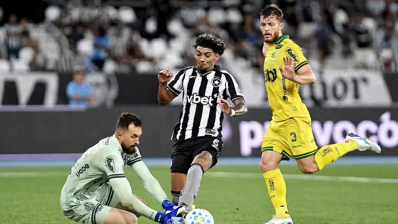Medina sofre pênalti de Walter em Botafogo x Mirassol — Foto: Alexandre Durão