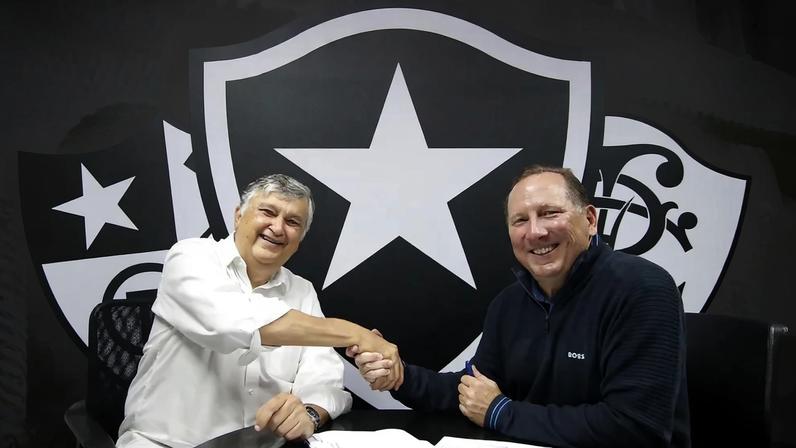 Durcésio Mello (à esquerda) e John Textor (à direita) selam acordo da SAF Botafogo — Foto: Divulgação/BFR