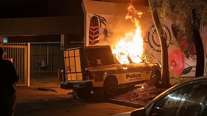 Violência em cidade australiana após prisão de homem por assassinato de menina