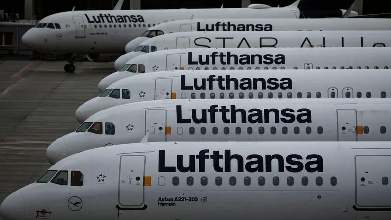 Aviões da Lufthansa no aeroporto de Frankfurt