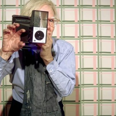 Aquisições de museus: Warhol de avental, relevo prata e bagageiro de Christo