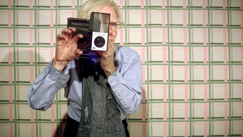 Aquisições de museus: Warhol de avental, relevo prata e bagageiro de Christo