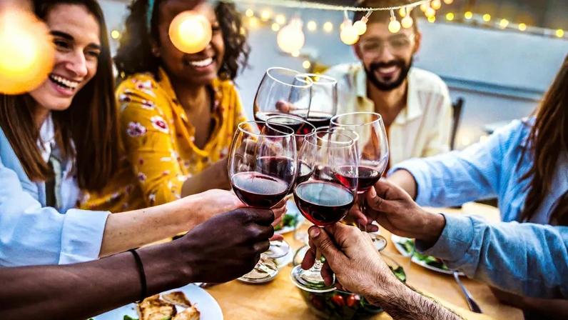 França registra queda no consumo de álcool, mas jovens continuam a beber em excesso