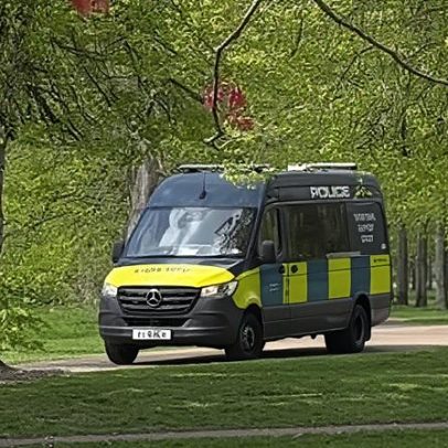 Kensington Gardens é fechado enquanto polícia avalia itens