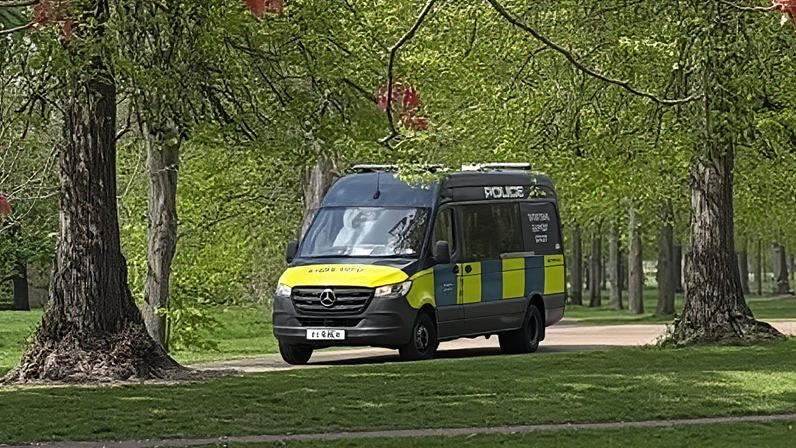 Kensington Gardens é fechado enquanto polícia avalia itens