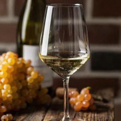 Vinhos brancos secos vs frutados: como distinguir verdadeiramente