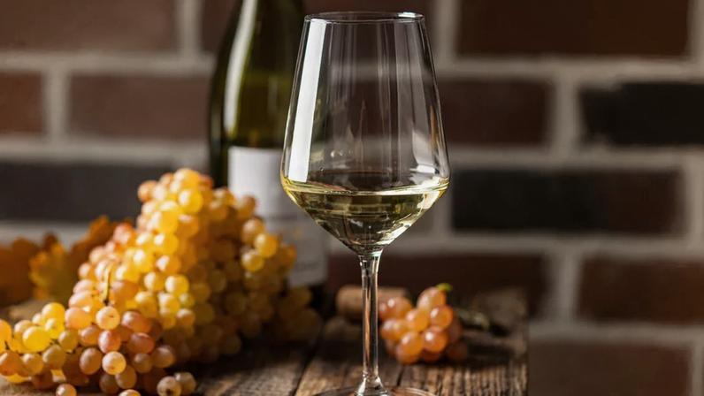 Vinhos brancos secos vs frutados: como distinguir verdadeiramente