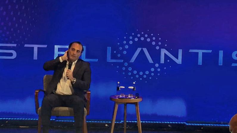Antonio Filosa, CEO da Stellantis, durante coletiva de imprensa em São Paulo