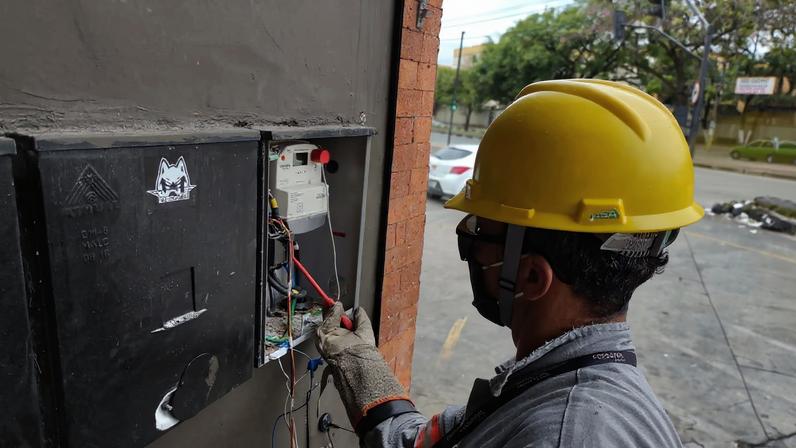 Imagem ilustrativa de verificação por agente da Cemig em relógio medidor de energia