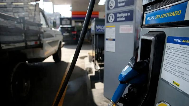 Imagem ilustrativa de uma bomba com Diesel S10 num posto de combustíveis