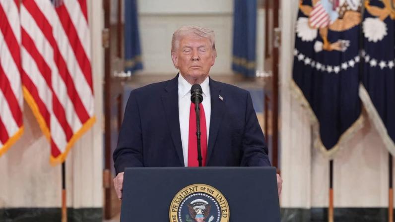 O presidente dos EUA, Donald Trump, faz uma pausa enquanto discursa em um pronunciamento televisionado sobre o conflito no Oriente Médio