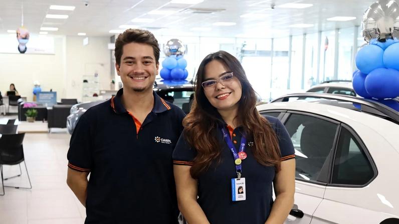 Colaboradores de uma concessionária do Grupo Carbel