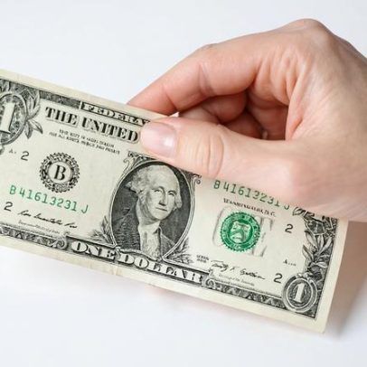 Dólar cai: entenda por que a moeda americana recua