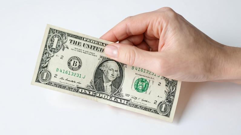 Dólar está em queda diante do real