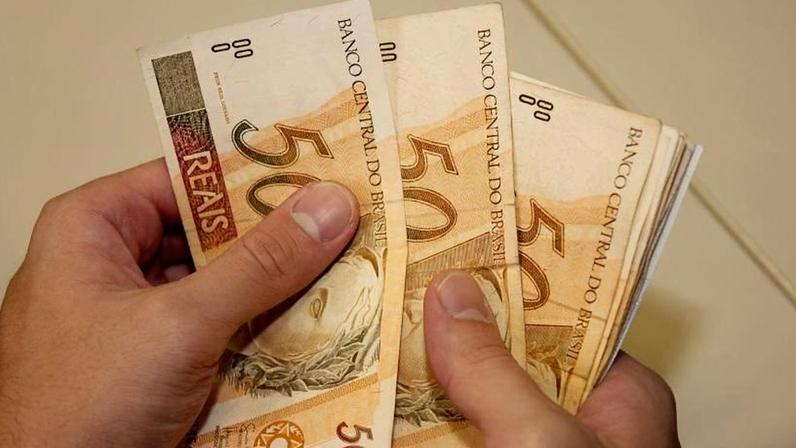 A Caixa paga o PIS, e o Banco do Brasil faz o pagamento do Pasep