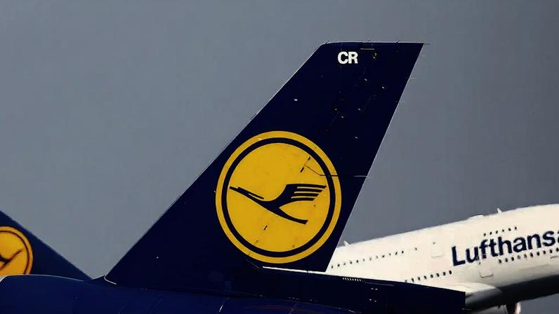 Aeronaves da transportadora aérea alemã Lufthansa no aeroporto de Frankfurt