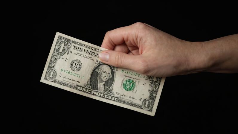 Cotação do dólar sofre pressão de tensões no Oriente Médio