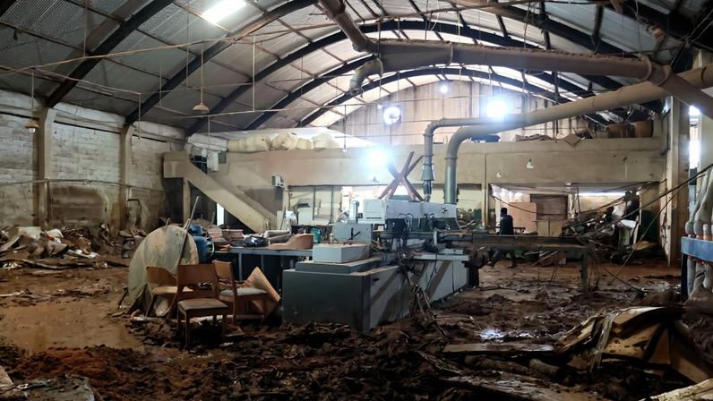 Imagem de uma das várias fábricas de móveis atingidas pela lama em Ubá, na Zona da Mata