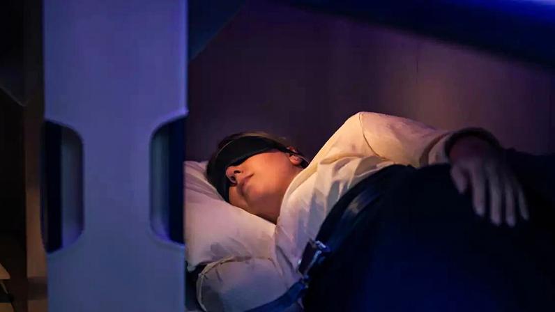 Os passageiros da classe econômica poderão se esticar e ter uma boa noite de sono no primeiro avião comercial do mundo com “cápsulas de dormir”.