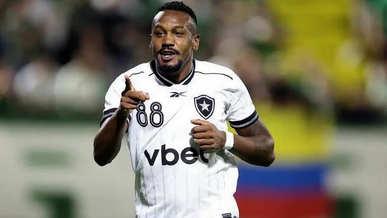 Edenílson comemora seu gol no jogo do Botafogo contra Chapecoense pelo Brasileirão (Foto: Vitor Silva/Botafogo)