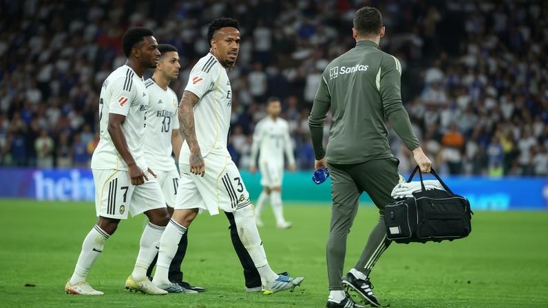 Éder Militão, do Real Madrid, sentiu lesão e teve que ser substituído no primeiro tempo de Real Madrid x Alavés