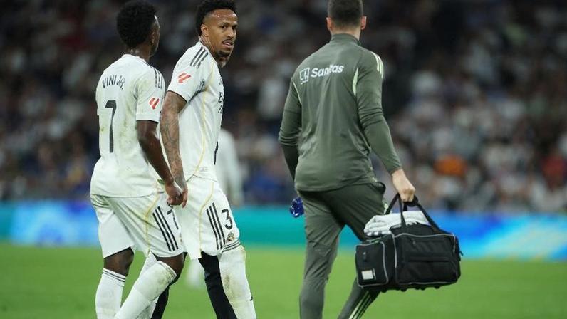 Éder Militão, do Real Madrid, sentiu lesão e teve que ser substituído no primeiro tempo de Real Madrid x Alavés