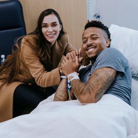 Éder Militão, jogador do Real Madrid e da seleção brasileira, ao lado da esposa Tainá Militão