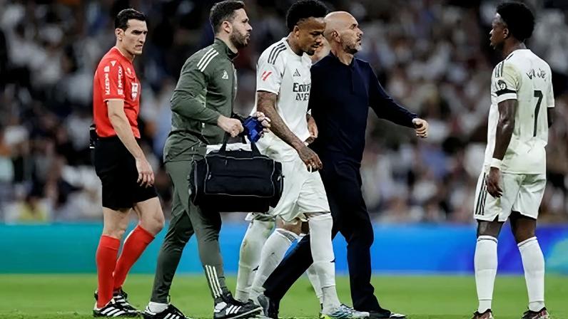 Eder Militão deixa o campo machucado na vitória do Real Madrid sobre o Alavés