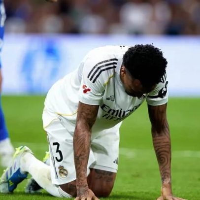 Militão sente joelho e deixa duelo entre Real Madrid e Alavés no 1º tempo