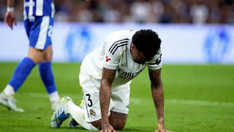 Éder Militão, do Real Madrid, caído no gramado durante a partida da LaLiga EA Sports entre Real Madrid CF e Deportivo Alavés, no Estádio Santiago Bernabéu, em 21 de abril de 2026, em Madri, Espanha.