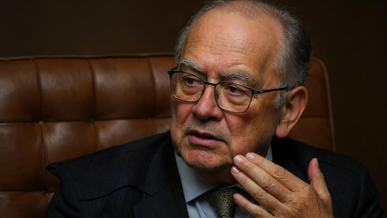 Gilmar Mendes acha que criticar ministros do STF após ser beneficiado por decisões da corte é ingratidão. (Foto: ChatGPT sobre foto de Luiz Silveira/STF)