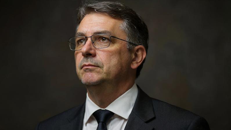 Flávio Bolsonaro é alvo de inquérito aberto pelo STF por suposta calúnia contra Lula. (Foto: ChatGPT sobre foto de Jefferson Rudy/Agência Senado)