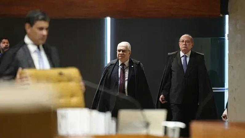 O presidente do STF, Edson Fachin, e o decano Gilmar Mendes, durante sessão plenária