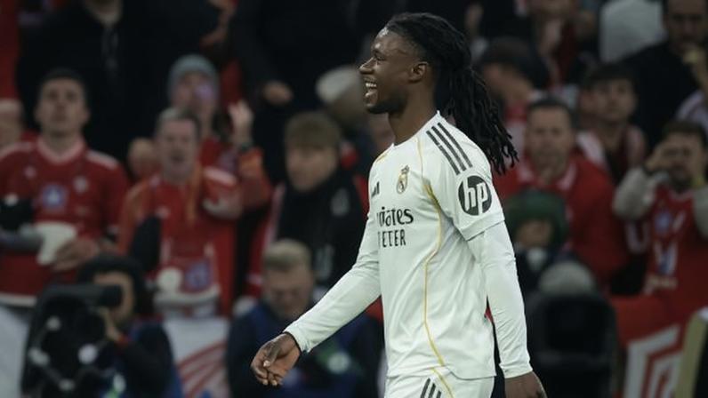 Eduardo Camavinga deixa o campo após ser expulso em Bayern x Real, pela Liga dos Campeões