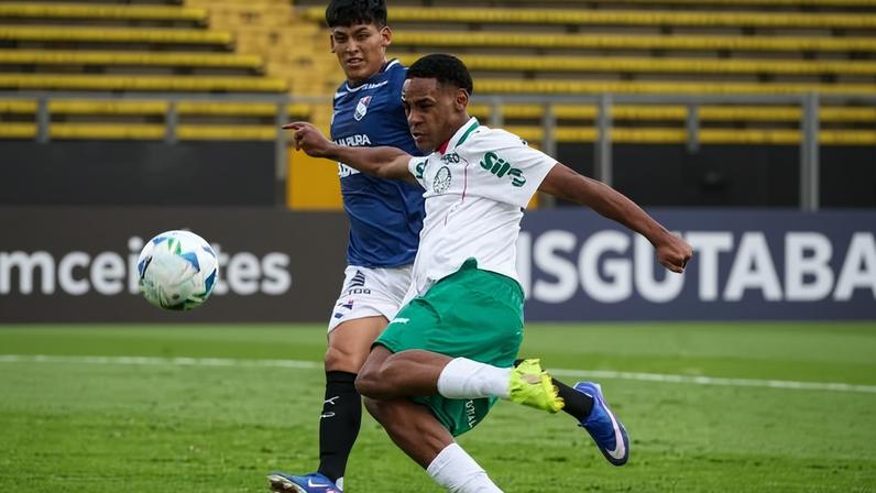 Eduardo Conceição, do Palmeiras, em ação contra o Sporting Cristal, pela Libertadores sub-20