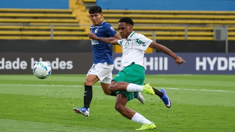Eduardo Conceição, do Palmeiras, em ação contra o Sporting Cristal, pela Libertadores sub-20