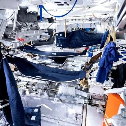 Astronautas da Artemis dormem em sacos e escovam dentes engolindo pasta
