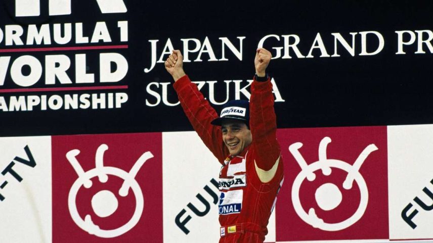 Ayrton Senna comemorando o título no GP do Japão de 1988