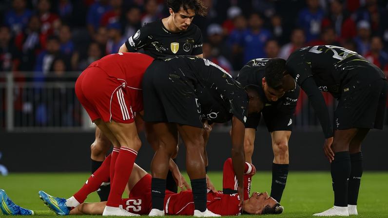 Ekitike sofre lesão em jogo do Liverpool contra o Paris St Germain 14 de abril de 2026 Action Images via Reuters/Lee Smith
