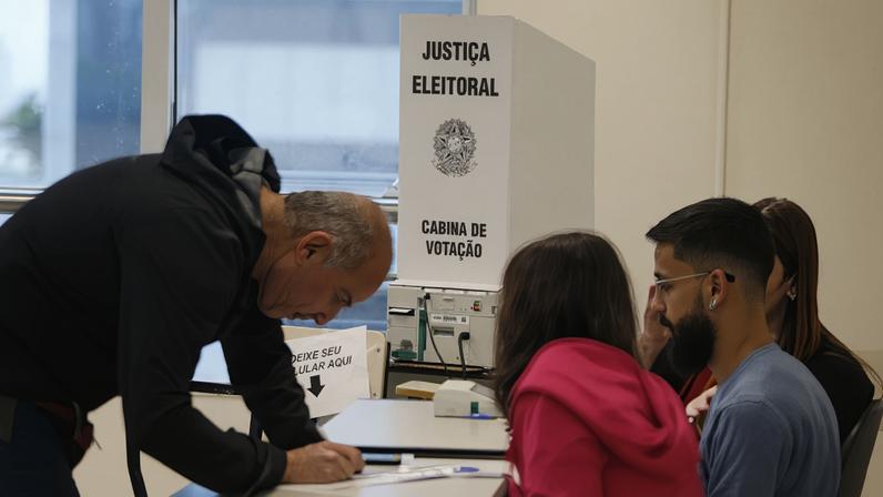 São Paulo (SP), 27/10/2024 - Eleitores comparecem para votação no segundo turno das eleições para prefeito na UNIP Paraiso.Foto: Paulo Pinto/Agência Brasil