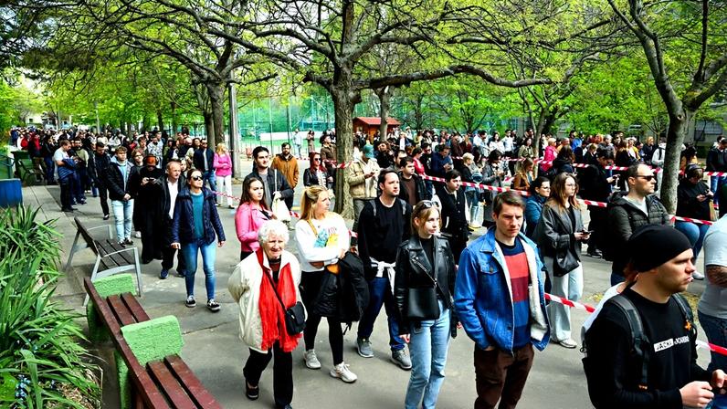 People wait in queue to vote outside a polling station during the Hungarian parliamentary election in Budapest, Hungary, April 12, 2026. REUTERS/Elisabeth Mandl