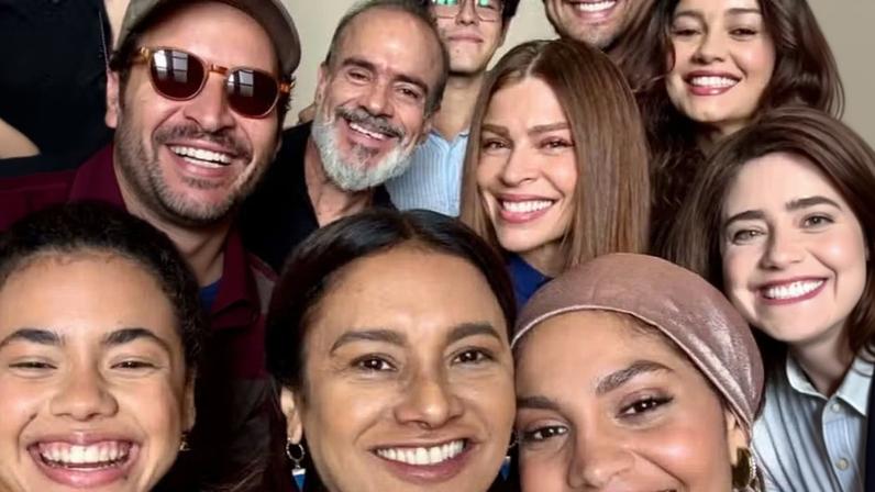 Na reta final, Dira Paes posa com elenco de 'Três Graças' e deixa aviso: 'Pode esperar cenão vindo' — Foto: Reprodução/Instagram