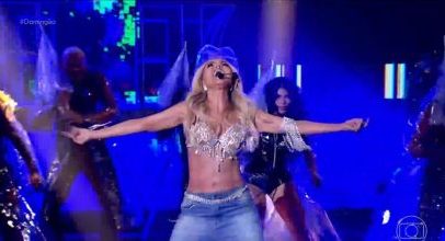 Eliana faz apresentação e se molha no palco, influenciada por Britney Spears