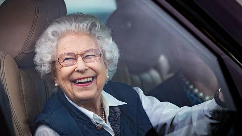 A rainha Elizabeth II dirigindo