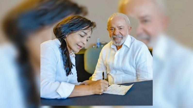 Na imagem, a senadora Eliziane Gama assina sua filiação ao PT; ao fundo, o presidente Lula