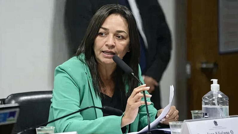 Senadora Eliziane Gama (PT-MA) relatou a PEC sobre o fim da aposentadoria compulsória