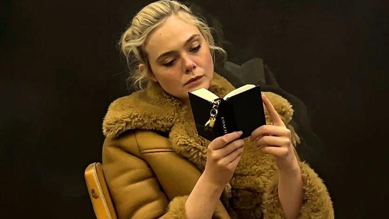 A atriz americana Elle Fanning estrela a campanha dos “book charms” da Coach (Foto: X @voguepearls)