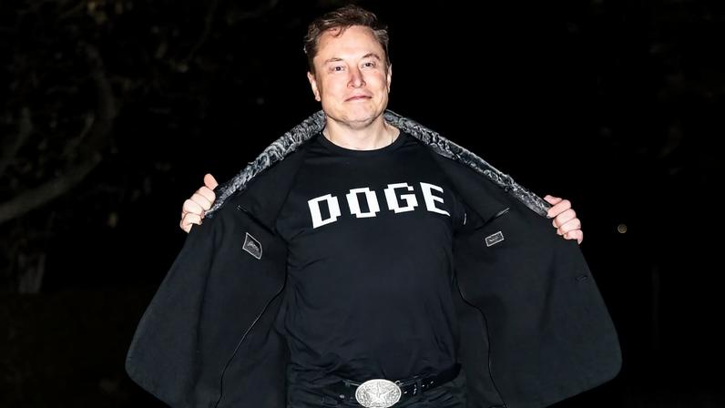 elon musk com camiseta escrito DOGE