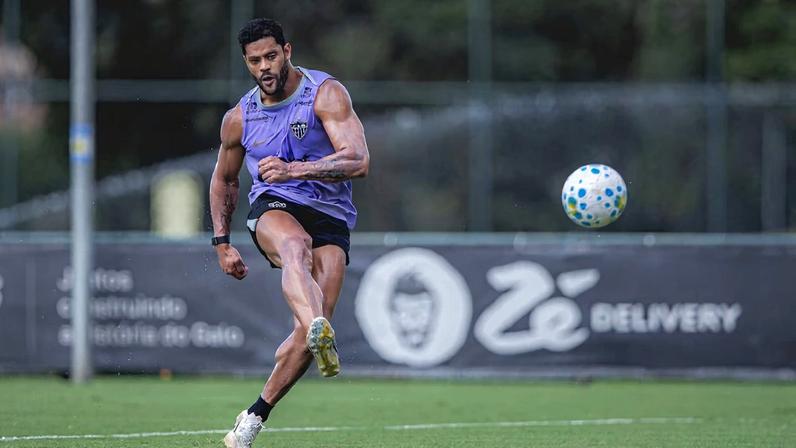 Hulk em treinamento na Cidade do Galo (Foto: Pedro Souza / Atlético)