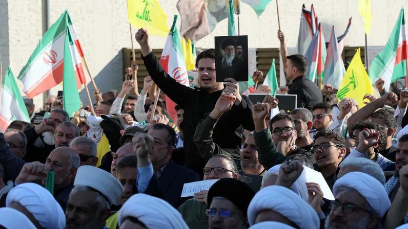 Apoiadores do Hezbollah em manifestação pró-Irã em Beirute, capital do Líbano, nesta quarta-feira (22) (Foto: WAEL HAMZEH/EFE/EPA)